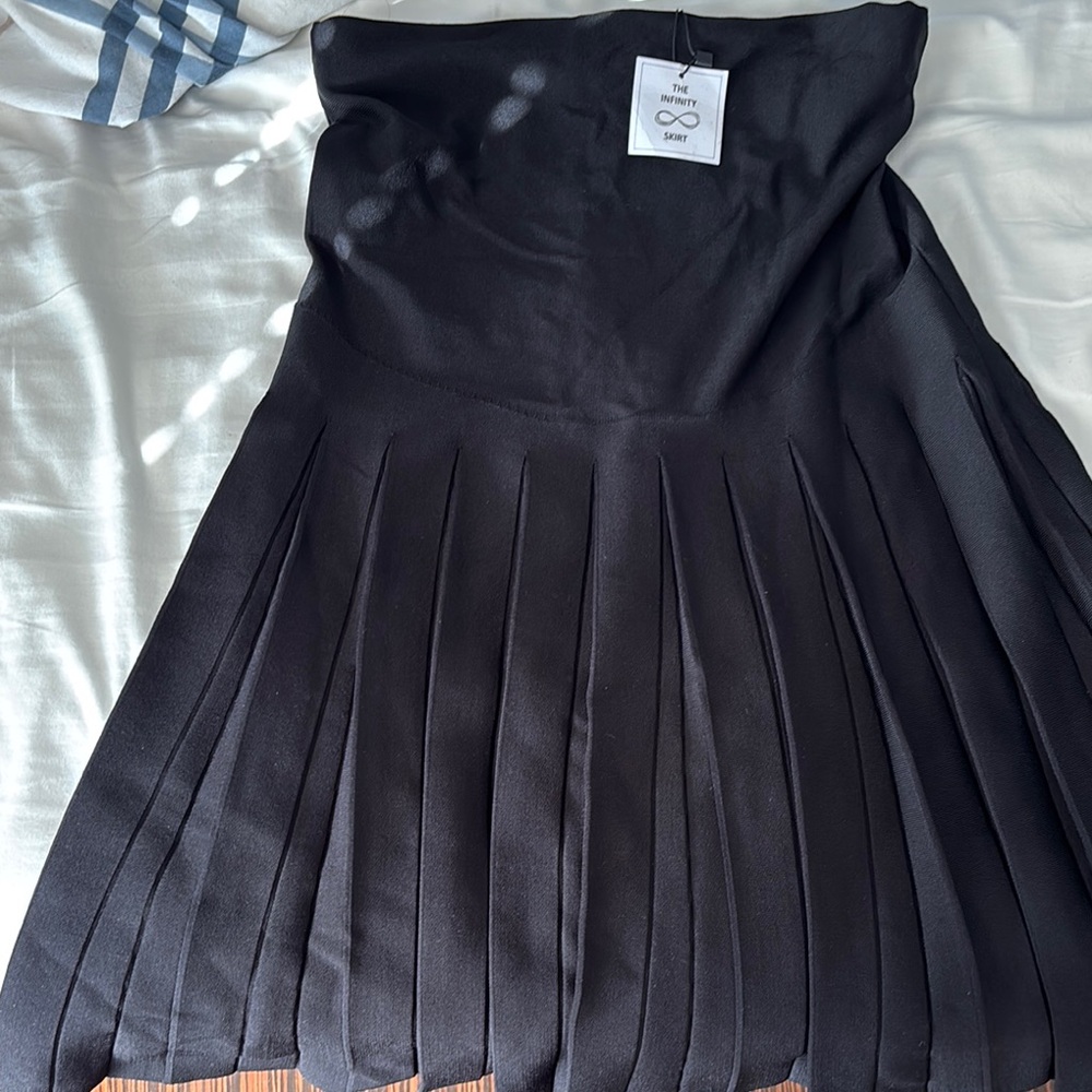 Apparalel infinity Black Pleated Skirt (maternity)